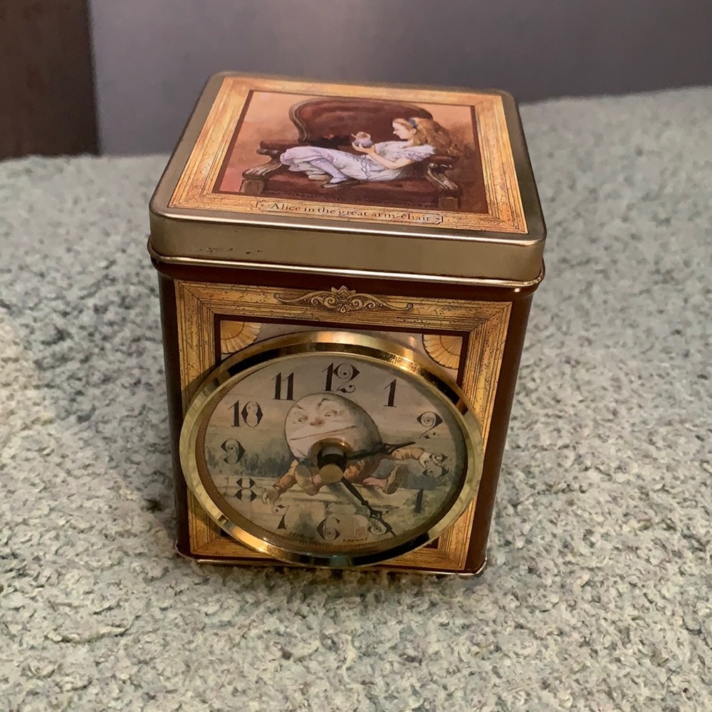 Very RAREUnique Alice and wonderland clock